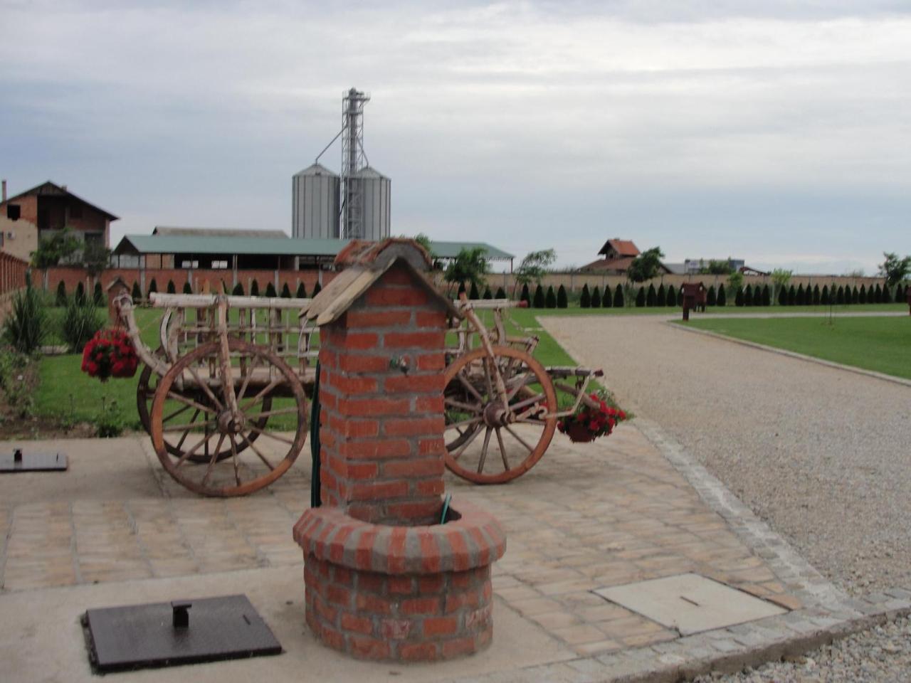 Coffeecamp-Kovilj Hotel Ngoại thất bức ảnh